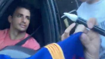 Lo que hace Carlos Sainz cuando le piden que firme una camiseta del Barça está dando que hablar