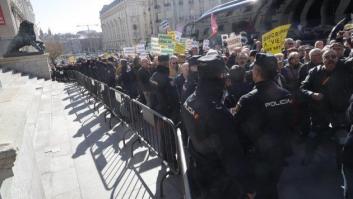 Miles de pensionistas 'indignados' bloquean la entrada al Congreso
