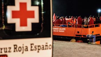 Una treintena de migrantes intentan huir de un avión que aterrizó de emergencia en Barcelona por un falso parto