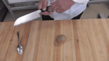 Cómo pelar un kiwi con una cuchara en 30 segundos