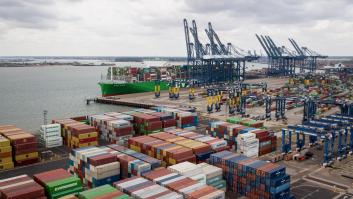 Los trabajadores del mayor puerto de mercancías de Reino Unido inician una huelga de ocho días