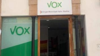 El vecino que vive sobre la sede de Vox en Huelva triunfa con lo que ha colgado de su balcón