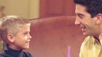 Cole Sprouse, el hijo de Ross en 'Friends', sale en una nueva serie. Y está irreconocible