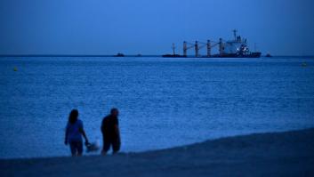 El vertido del buque semihundido llega a las playas de la Línea de la Concepción