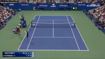 El tenista Kyrgios protagoniza una escena inédita para flipar: "¿Qué hace? Una chiquillada"