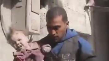 Rescatan a un bebé enterrado bajo los escombros en Siria