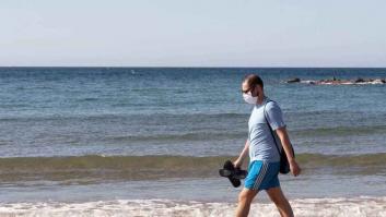 Mascarillas en playas y piscinas: Andalucía obligará a llevarlas en todos los espacios públicos