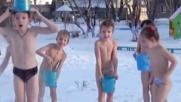 Estos niños rusos salen a la calle en bañador a... ¡-16ºC!