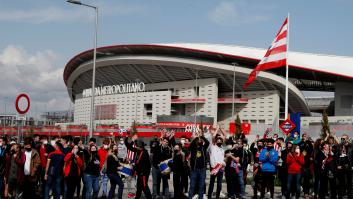 Indignación por las imágenes de centenares de aficionados del Atlético reunidos frente al Wanda Metropolitano