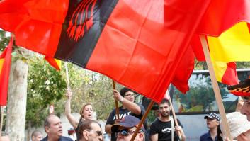 Falangistas se manifiestan en Valladolid brazo en alto y cantando el 'Cara al Sol'