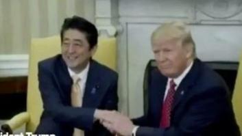 La cara de Abe tras este apretón de manos con Trump lo dice todo y se ha vuelto viral