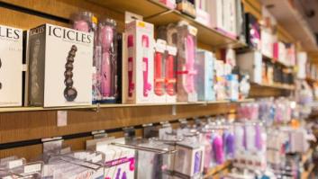 Roban 300 consoladores, 80 vaginas artificiales y más de 500 preservativos en una tienda de Almería