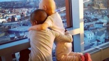 Una foto de dos niñas con cáncer se hace viral