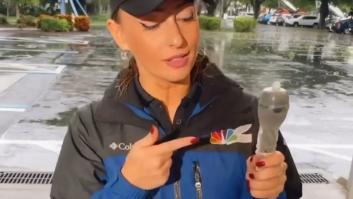 Una reportera "protege" su micrófono del huracán Ian con un condón