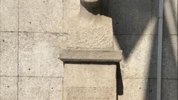 Un busto de Juan Carlos I en Vigo aparece así: todo lo que colocaron bajo la escultura