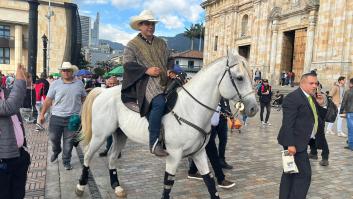 Un senador entra a caballo en el Congreso de Colombia porque 