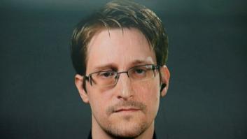 Edward Snowden trabaja en una batería de armas anti-espía para los periodistas