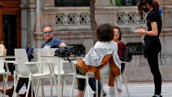 Ocho comunidades estudian sumarse a Galicia y Canarias en la prohibición de fumar en las terrazas
