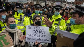 Miles de personas desafían a la Policía en Londres y se manifiestan por el asesinato de Sarah Everard