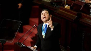 El presidente de Guatemala cree que le tienen que pagar los masajes, el licor y la ropa