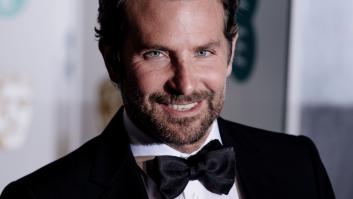 Bradley Cooper confirma con este 'look' que los 70 no le sientan bien