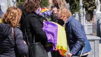 85 años tarde, Rosa María entierra a su padre, identificado por su alianza de boda en una fosa