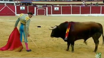Enrique Ponce desconcierta hasta al toro con lo que hace en esta imagen: va por Ana Soria