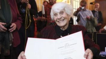 Una mujer de 102 años recibe el doctorado que le negaron los nazis