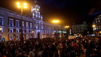 "Ayuso eres una clasista": cientos de personas protestan contra las medidas en la Puerta del Sol