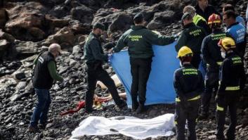 Siete muertos en una patera encallada en la costa de Lanzarote