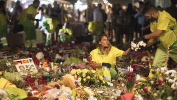 Emoción en la retirada de las ofrendas de La Rambla de Barcelona tras el atentado yihadista