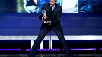 El divertido momento de Alexander Skarsgård sobre el escenario de los Critics' Choice Awards