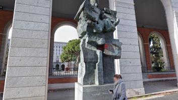 Pintan "Asesino, rojos no" en la estatua a Largo Caballero en Madrid