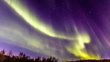 Una aurora boreal poco común ilumina de rosa el cielo de Noruega