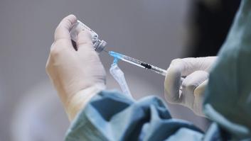 La EMA insiste en que no hay vínculo entre trombos y la vacuna de AstraZeneca