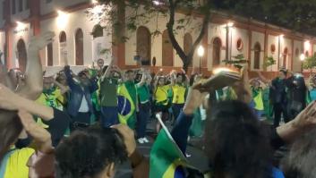 Seguidores de Bolsonaro, con móviles en la cabeza, piden ayuda a los extraterrestres para 