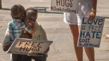 El viral abrazo de un niño blanco a una mujer negra en Charleston