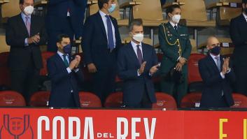 Felipe VI, 'cazado' por la tele mientras hacía esto a los 10 minutos de la final de Copa