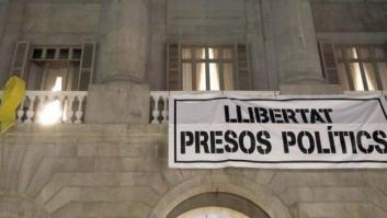 Colau pide la libertad de los presos con un enorme lazo amarillo colgado del Ayuntamiento