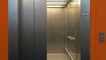 Le gasta una broma a su abuela yendo en el ascensor y su reacción es completamente inesperada