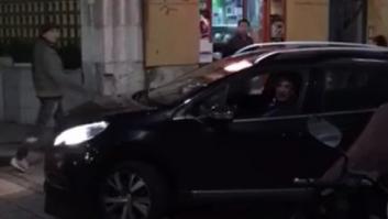 Miguel Ángel Revilla toma una calle de Santander en dirección prohibida y discute con varios viandantes
