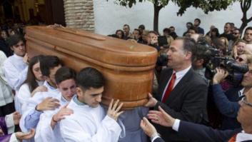 Cientos de personas despiden a Pablo Ráez en Marbella y arropan a sus familiares