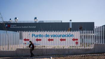 Madrid paraliza la vacunación con AstraZeneca en siete hospitales a los dos días de empezar a administrarla