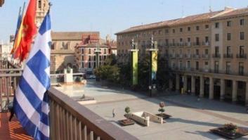El Ayuntamiento de Zaragoza se solidariza con Grecia colocando su bandera en el balcón