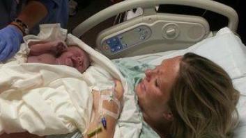 La milagrosa historia de una madre que dio a luz en el coche y su bebé nació en la bolsa amniótica