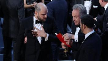 El responsable de los sobres de los Oscar estaba tuiteando minutos antes del error