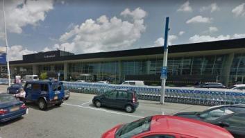 Desalojan el aeropuerto de Ámsterdam después de disparar contra un hombre armado con un cuchillo