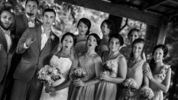Un fotógrafo se cae mientras hace una foto de boda y el resultado no tiene desperdicio