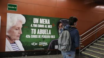 El PSOE denuncia a Vox por “odio y racismo” por el cartel racista que colocó en Sol