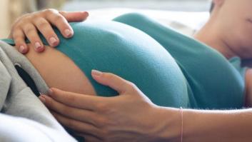 Las embarazadas deberían dormir de lado para reducir el riesgo de muerte del bebé
